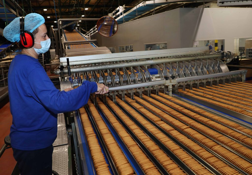 2 trabajadoras en fábrica galletas gullon